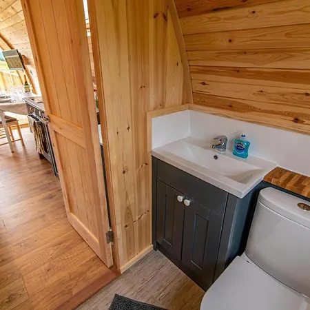 Lawers Luxury Glamping Pet Friendly Pod At Pitilie Pods Apartment Aberfeldy Exterior photo